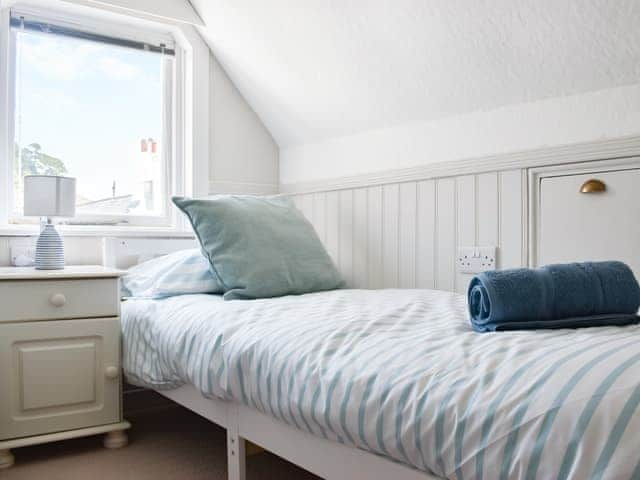 Twin bedroom | The Wee Cottage, Polperro