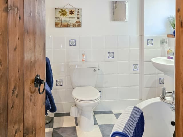 Bathroom | Elm Barn Lodge - Elm Barn, Freethorpe