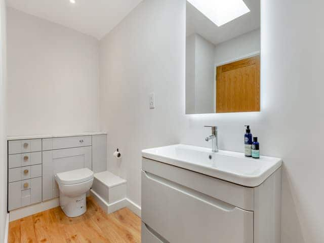 Bathroom | Stable Cottage - Hole Farm, Alderbury, near Salisbury