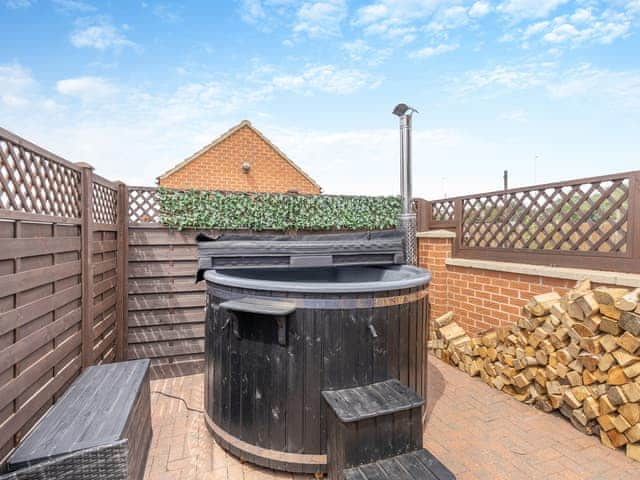 Hot tub | Coast Guard Cottage, Fosdyke, near Spalding