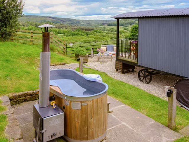 Hot tub | The Dreamer&rsquo;s Hut, Hawnby