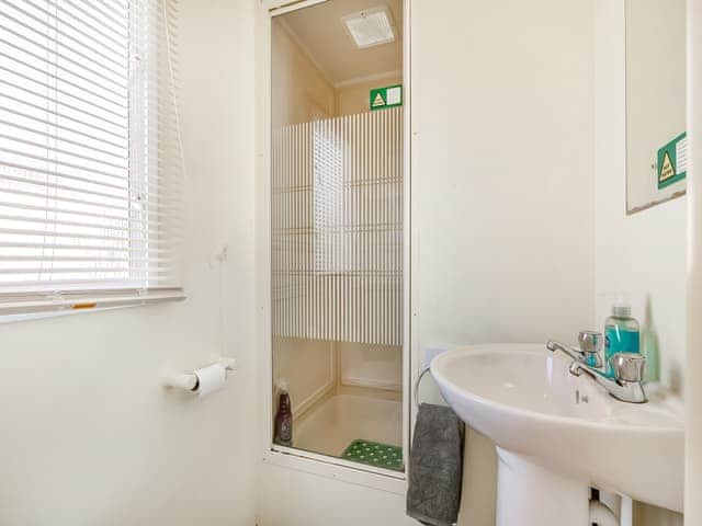 Bathroom | Kingfisher - Alvingham Fishing Lakes, Louth