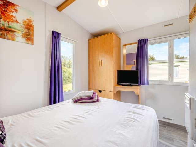 Double bedroom | Buzzard - Alvingham Fishing Lakes, Louth