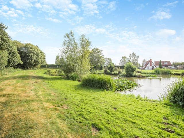 Surrounding area | Buzzard - Alvingham Fishing Lakes, Louth