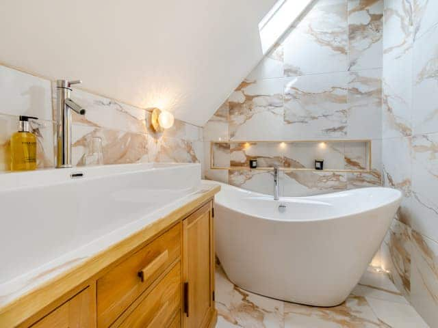 Bathroom | The Lodge Spa - The Beeches - The Beeches, Pulverbatch, near Shrewsbury