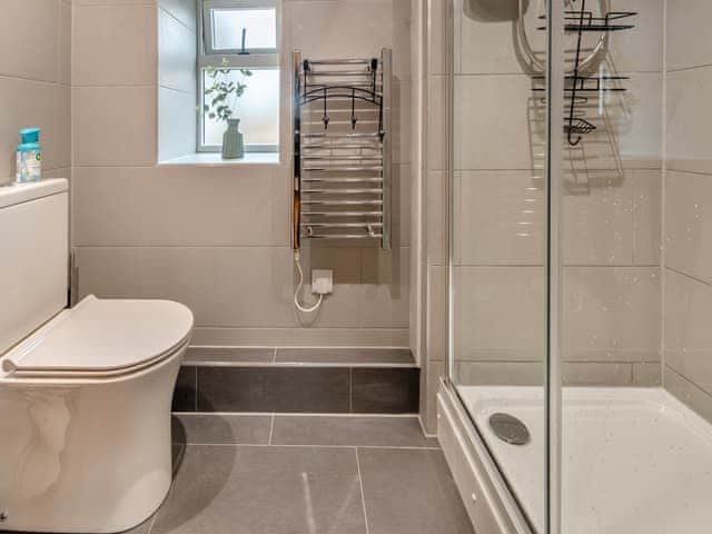 Bathroom | The Granary - The Artists Cottages, Pickering