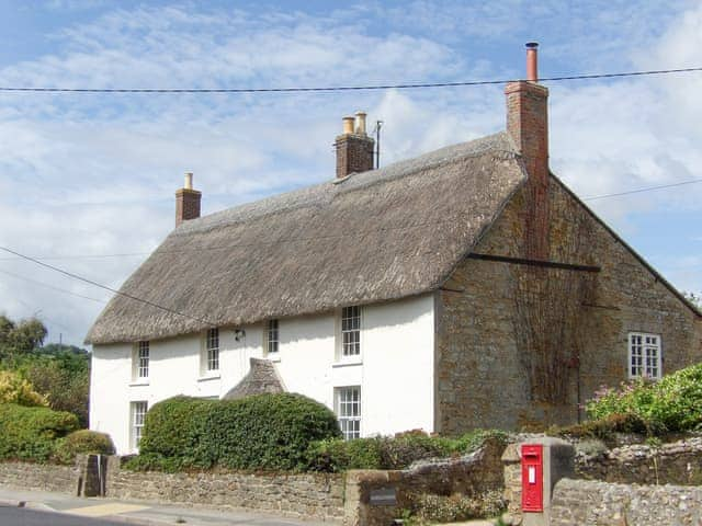 Park Farmhouse, sleeps 18 in Chideock.