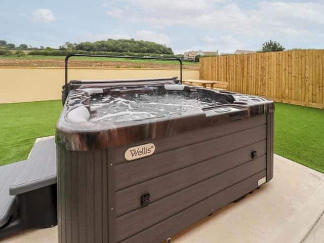 Jacuzzi | Bears Court Unit 3 - Bears Court, Little Rissington