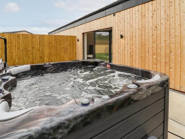 Jacuzzi | Bears Court Unit 3 - Bears Court, Little Rissington