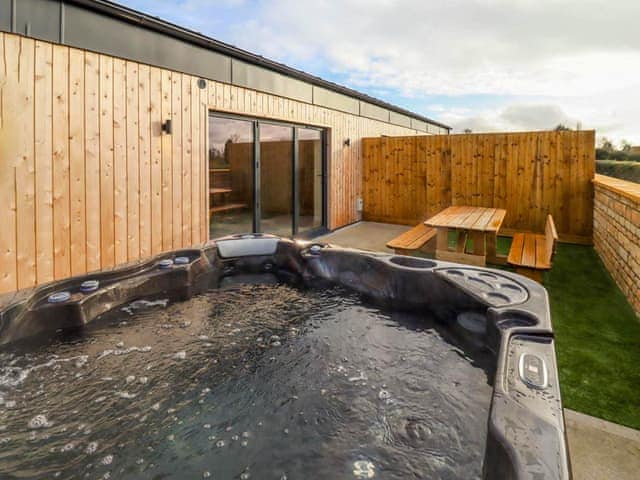 Jacuzzi | Bears Court Unit 4 - Bears Court, Little Rissington