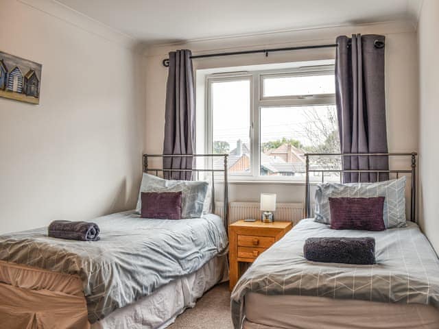 Twin bedroom | Oaks Reach, Lymington