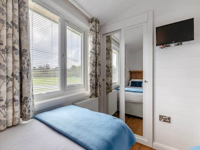 Twin bedroom | Lilac Tree Lodge, Mercia Marina, Willington, near Derby