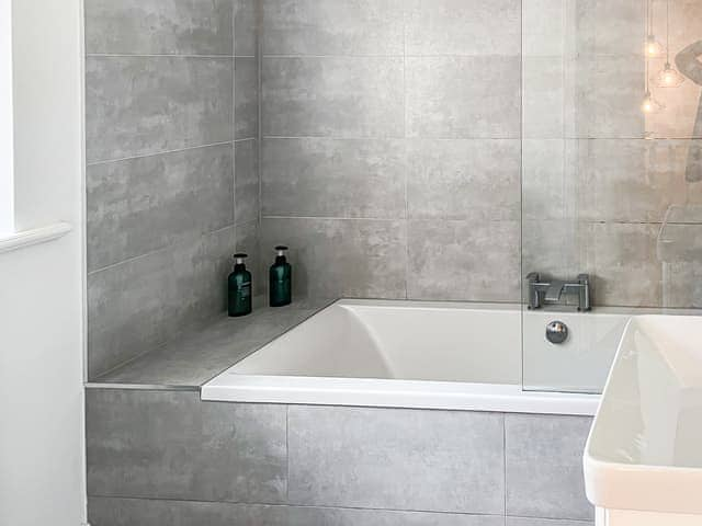 Bathroom | Emerald Cottage, Kingsey Aylesbury Vale