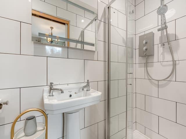 Bathroom | Glossop Cottage, Whitby