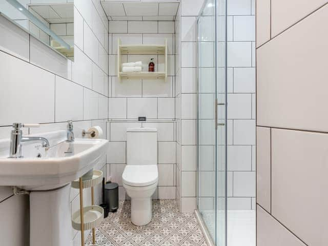 Bathroom | Glossop Cottage, Whitby