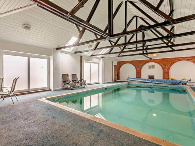 Swimming pool | Pond View Cottage - Waterloo Place, Tibenham