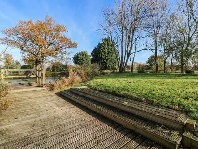 Garden | Pond View Cottage - Waterloo Place, Tibenham