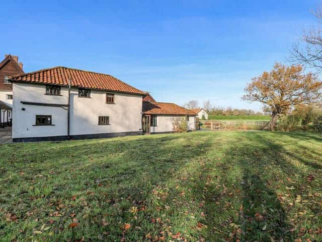 Garden | Pond View Cottage - Waterloo Place, Tibenham