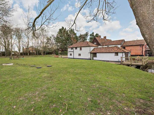 Garden | Pond View Cottage - Waterloo Place, Tibenham