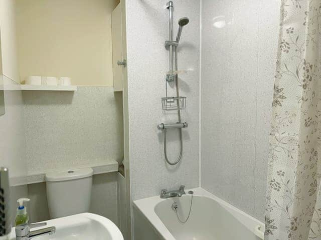 Bathroom | Ham Road Apartment, Worthing, West Sussex