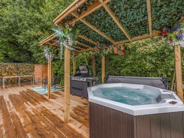 Hot tub | Hideaway - Reeves Estate, Battle