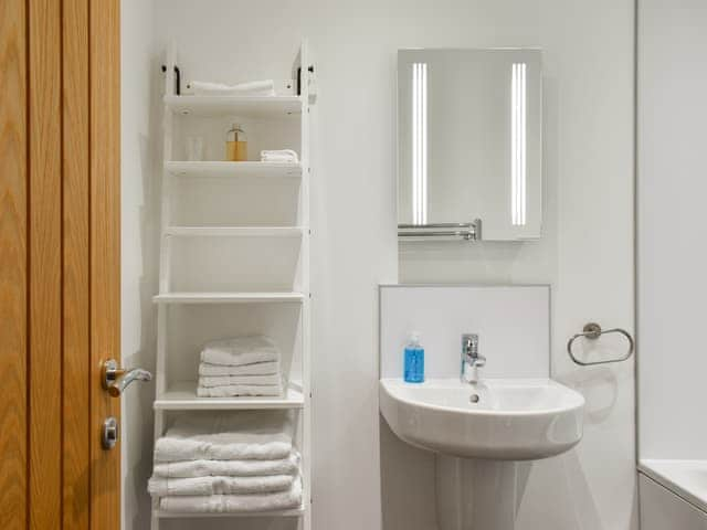 Bathroom | Oak Cottage - The Granary Cottages, Whitby