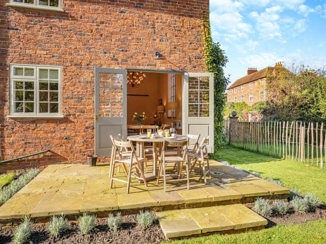 Sitting-out-area | Barn House, Aubourn