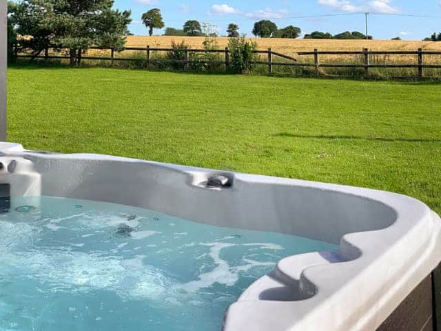 Hot tub | Butterfly Roundhouse - The Roundhouses, South Walsham