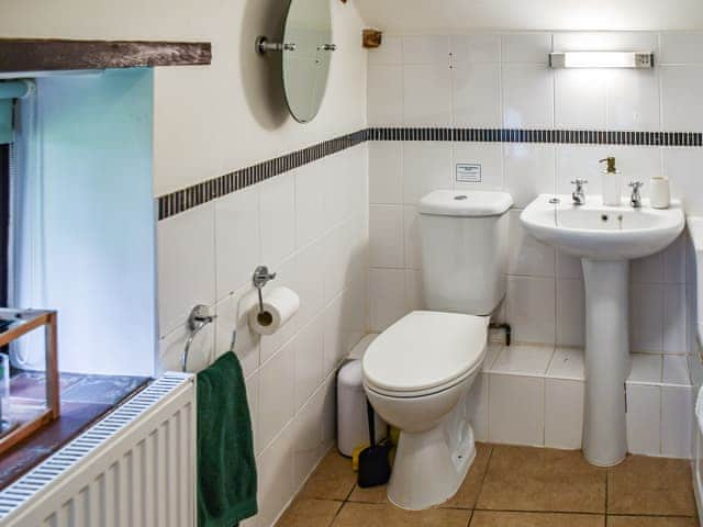 Bathroom | Pond View Cottage - Waterloo Place, Tibenham