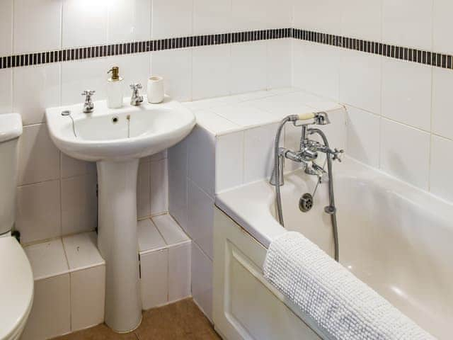 Bathroom | Pond View Cottage - Waterloo Place, Tibenham