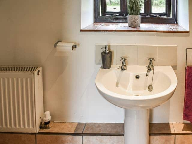 Bathroom | Pond View Cottage - Waterloo Place, Tibenham