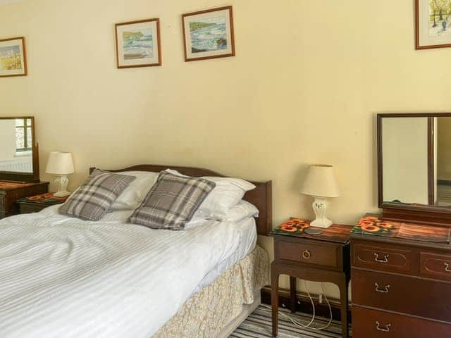 Ground floor double bedroom with en-suite shower cubicle and wash basin | Mill Cottage - Trimstone Manor Cottages, Trimstone, near Woolacombe