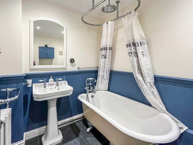 Bathroom | Grove Cottage, Sevenoaks