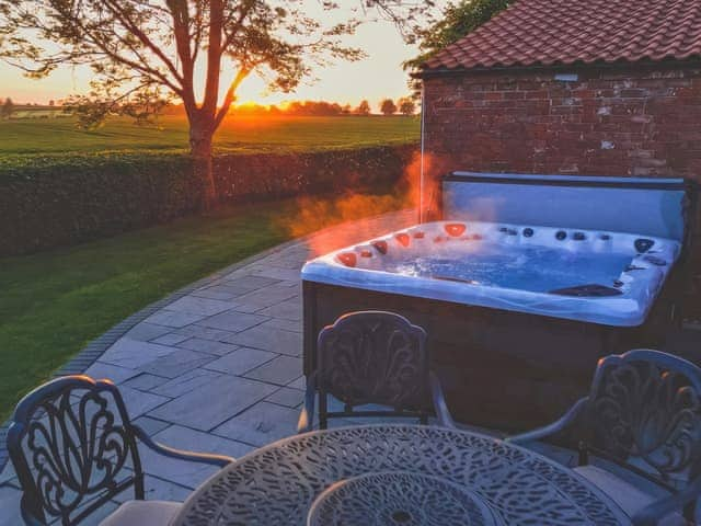 Hot tub | Woody&rsquo;s Top, Ruckland, near Louth