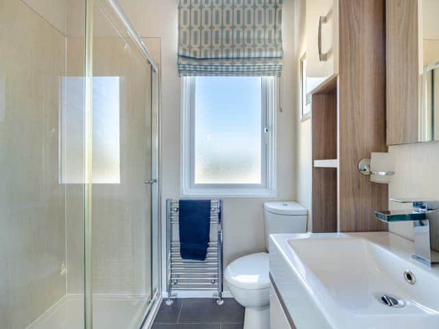 En-suite | The Lancaster - Rosewood Waters Retreat, Horncastle