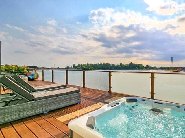 Hot tub | Lakeside Lodge, Tallington Lakes