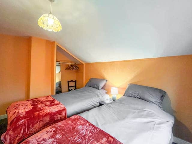 Twin bedroom | 5 Rose Cottages, Little Sandhurst