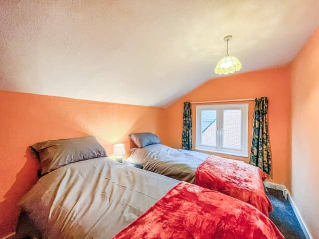 Twin bedroom | 5 Rose Cottages, Little Sandhurst