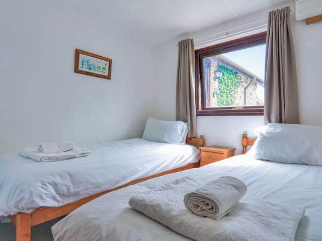 Twin bedroom | Crackington Cottage, Bude