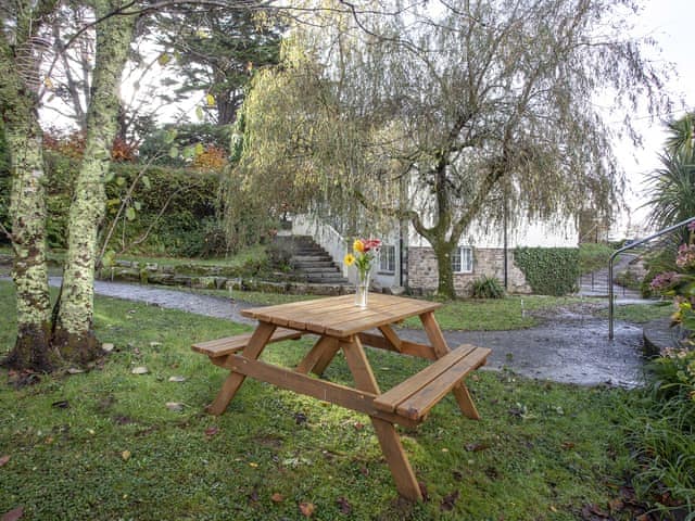 Sitting-out-area | Hayloft - Summercourt Cottages, Looe