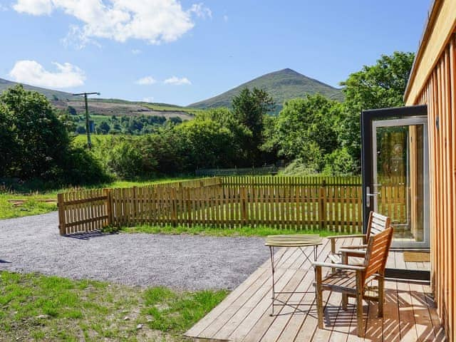 Sitting-out-area | Beuno - Bach Wen Cottages, Clynnog Fawr