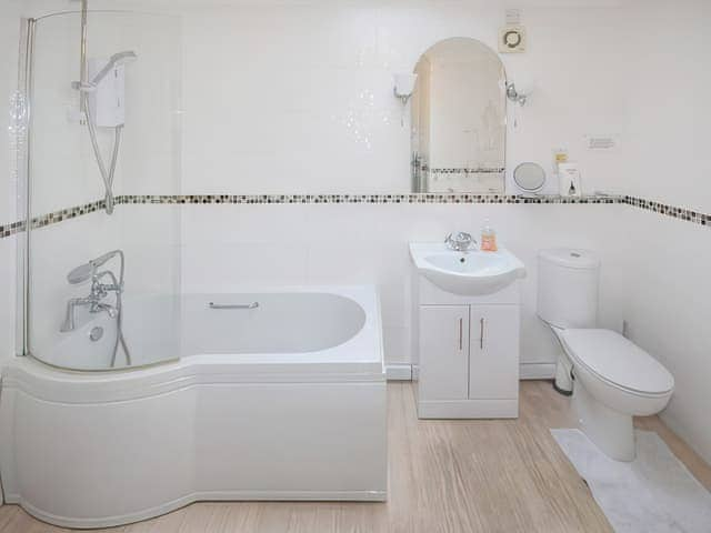 Bathroom | Noosa Sound, Horning