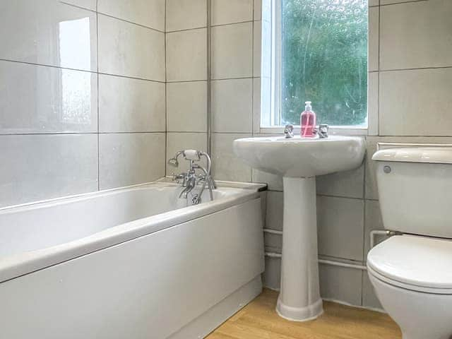 Bathroom | Sea View Cottage, Greatstone, New Romney