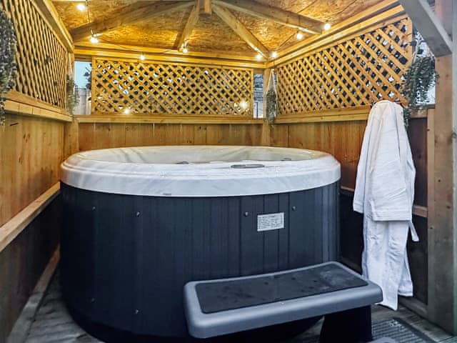 Hot tub | Back Pier Cottage, Gorleston-on-Sea- Great Yarmouth - Norfolk
