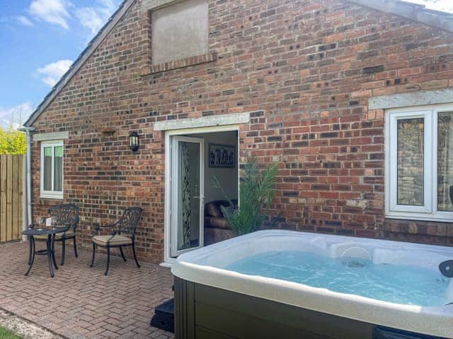 Hot tub | Milking Parlour - Dickinson Place Holiday Cottages, Allonby