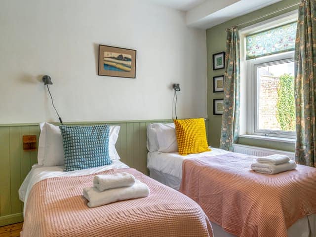 Twin bedroom | McEnroe Cottage, Broadstairs