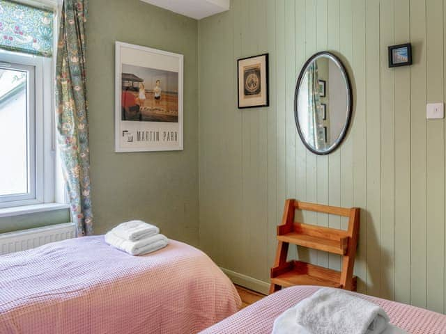 Twin bedroom | McEnroe Cottage, Broadstairs