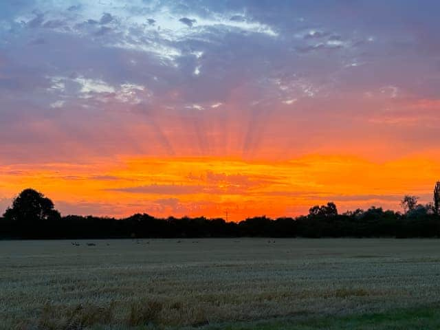 Sunset view | The Cartlodge - Doggetts Farm, Rochford