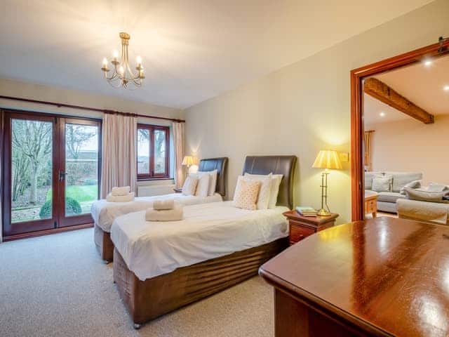 Twin bedroom | Woodpecker Barn - Piggyback Barns, Sculthorpe, Fakenham