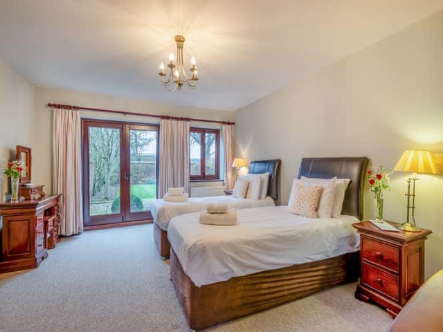 Twin bedroom | Woodpecker Barn - Piggyback Barns, Sculthorpe, Fakenham